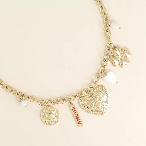 Collier Amour – charms dorés et perles