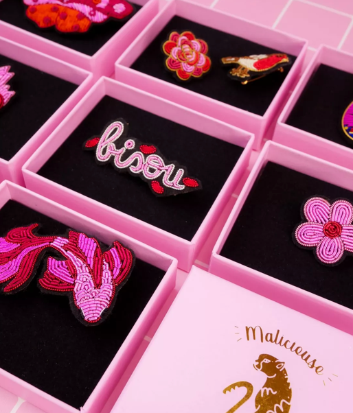 Broche Bisou brodée main – Malicieuse