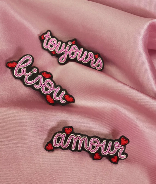 Broche Amour brodée main – Malicieuse