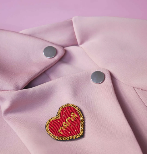 Broche Mama brodée main – Malicieuse