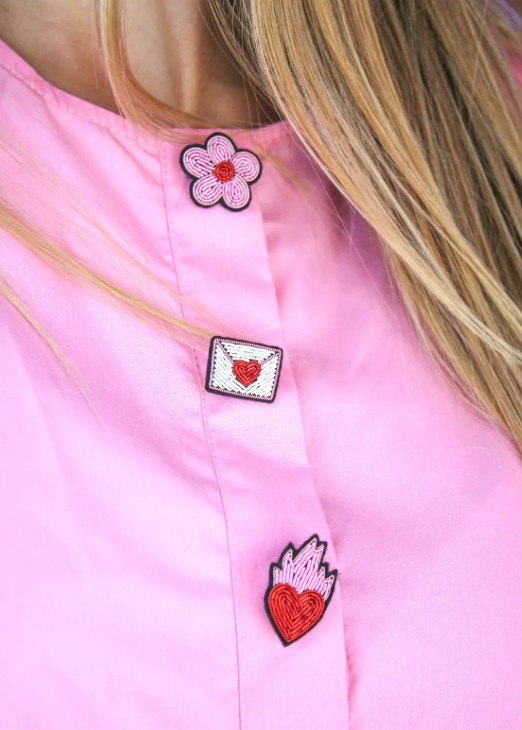 Broche Mini Enveloppe brodée main – Malicieuse