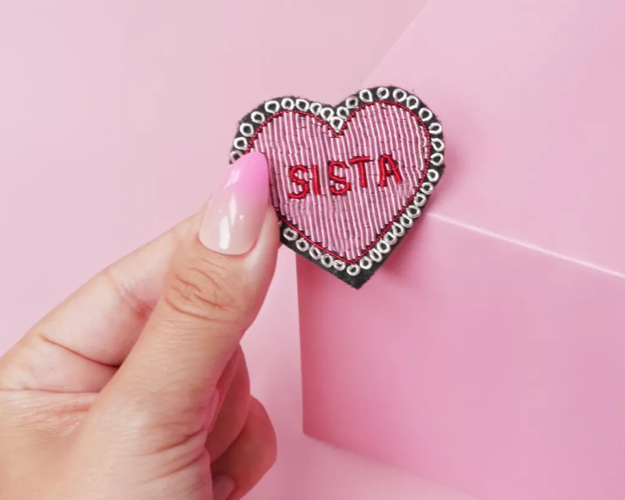 Broche Sista brodée main – Malicieuse