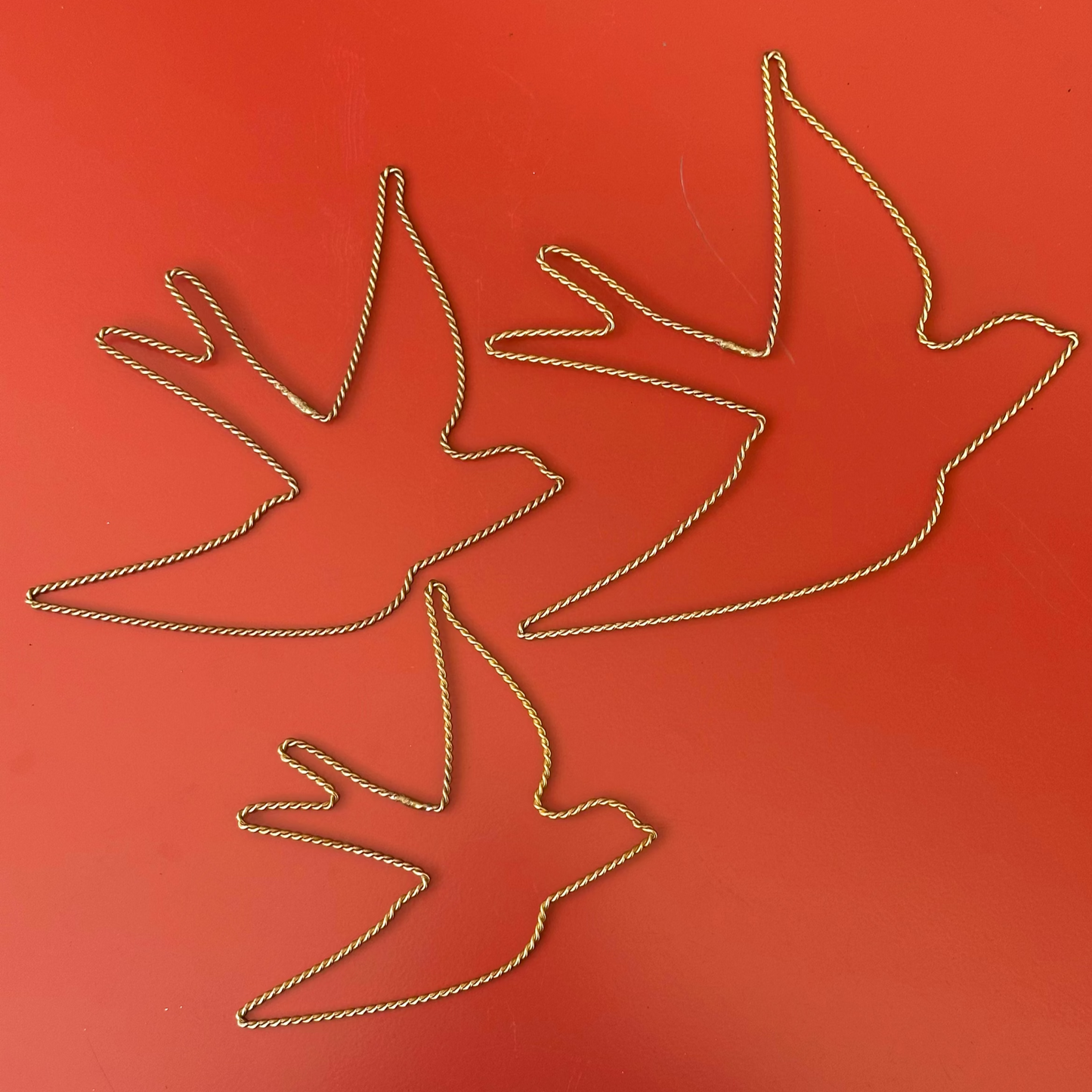 Hirondelle en laiton torsadé