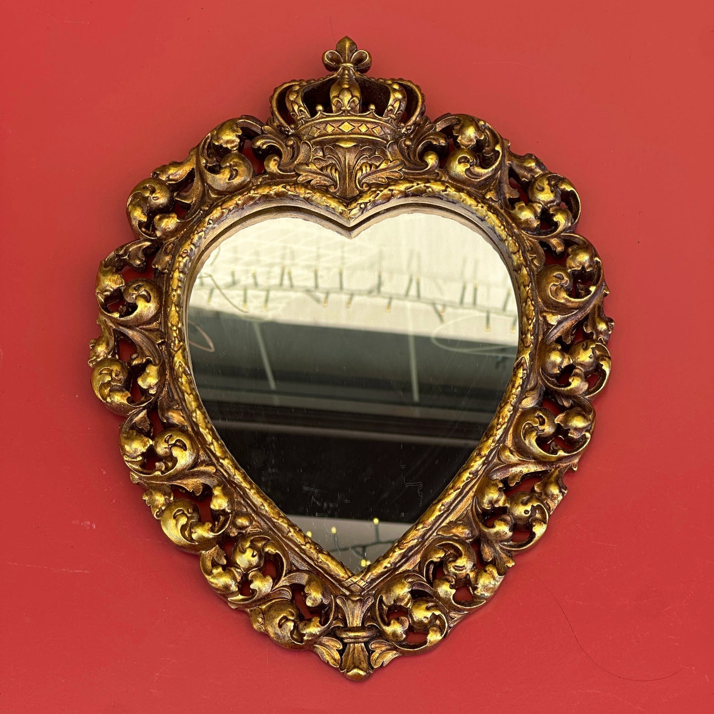 Ex‑Voto doré avec couronne – décoration murale