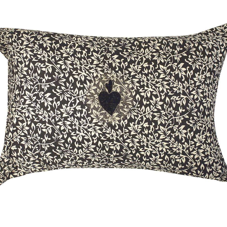 Coussin brodé, rameau carbone