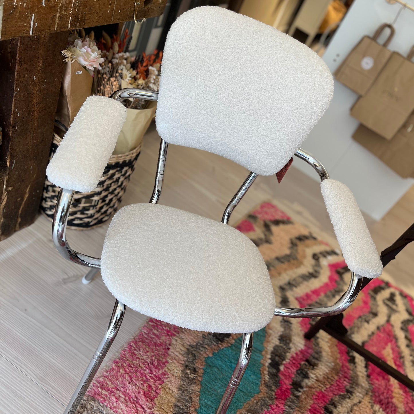 Chaise vintage - bouclette blanc - cadre alu gris