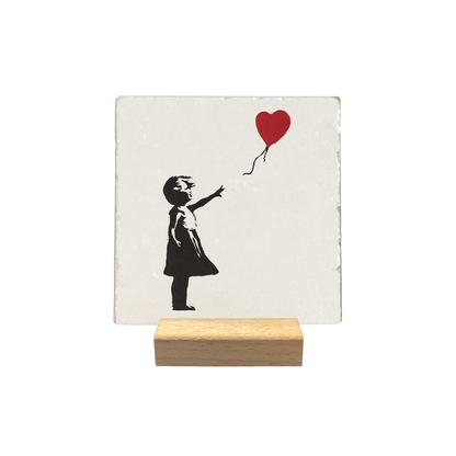 Petite fille au ballon - carreau en pierre naturelle