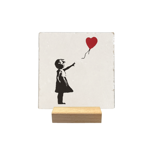 Petite fille au ballon - carreau en pierre naturelle