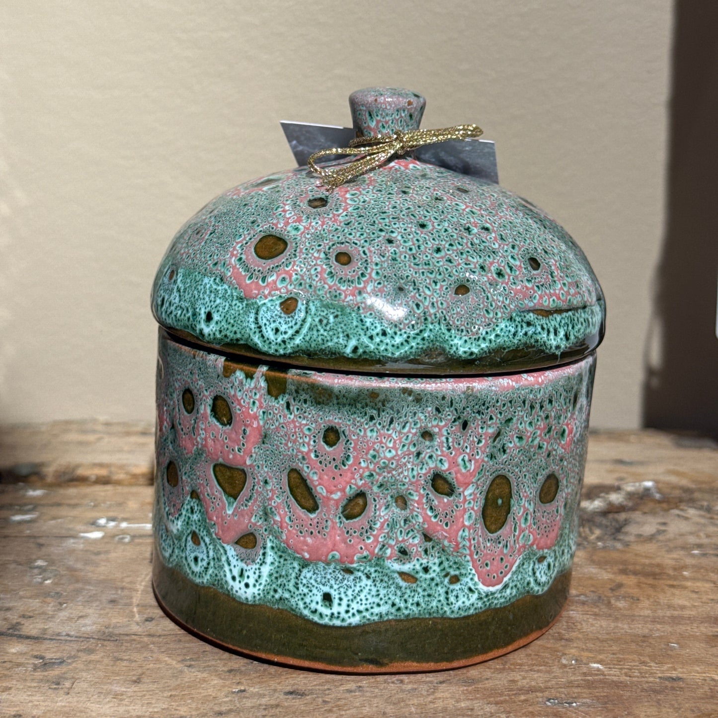 Pot en céramique avec couvercle – Émail texturé vert et rose