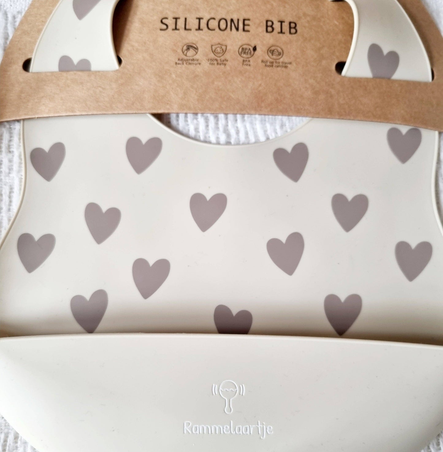 Assiette en silicone avec plateau en forme de cœurs - Beige