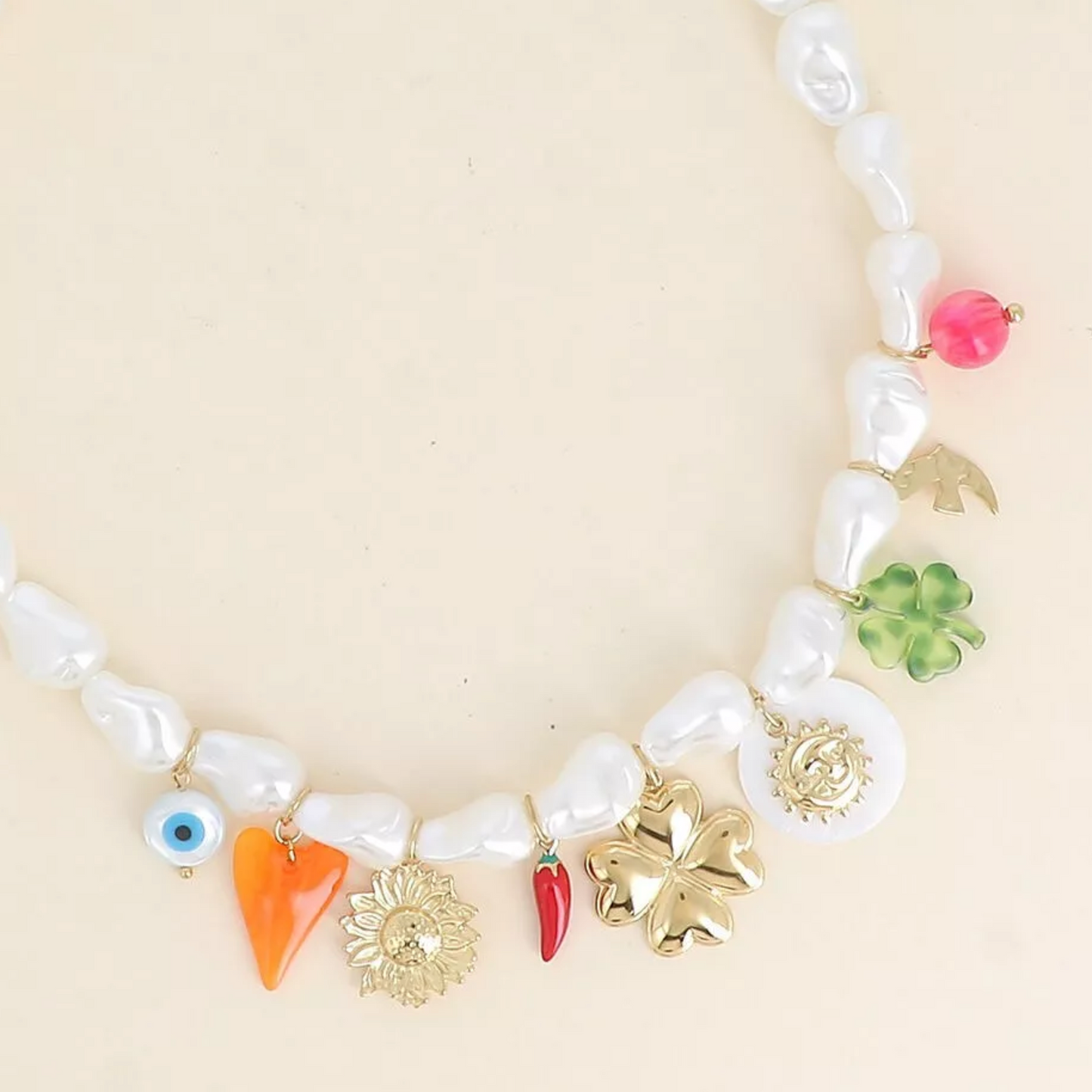 Collier perles blanches / charms