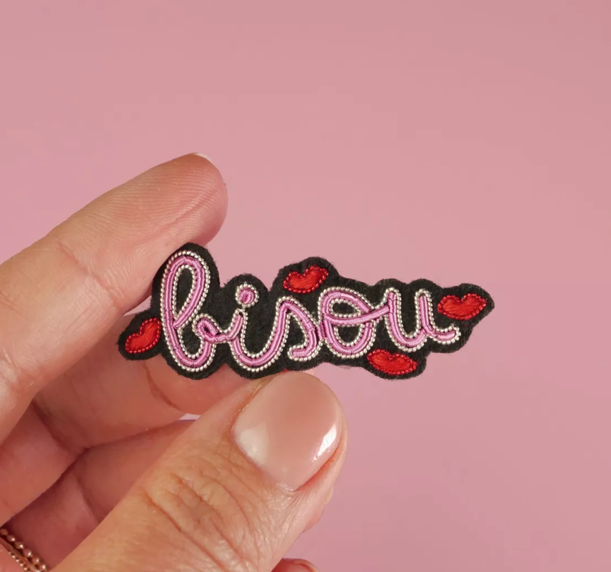 Broche Bisou brodée main – Malicieuse