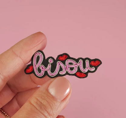 Broche Bisou brodée main – Malicieuse