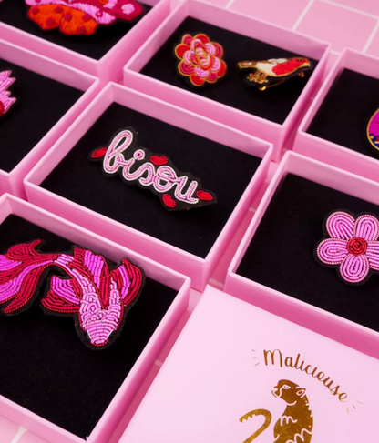 Broche Bisou brodée main – Malicieuse