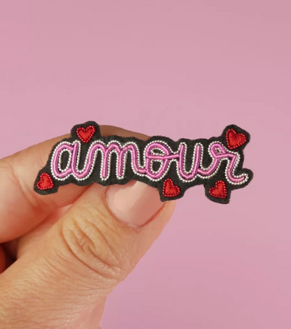 Broche Amour brodée main – Malicieuse