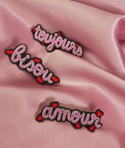 Broche Amour brodée main – Malicieuse