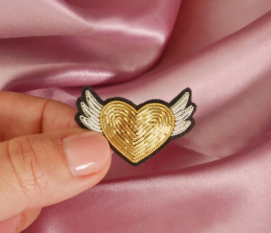 Broche Coeur Ailé Doré brodée main – Malicieuse