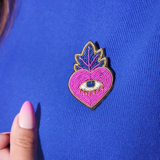 Broche Exvoto Pink brodée main – Malicieuse