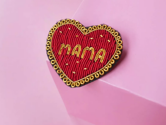 Broche Mama brodée main – Malicieuse