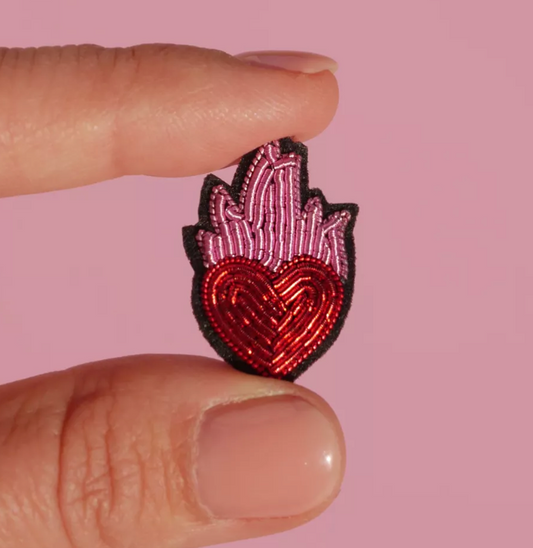 Broche Coeur Enflammé brodée main – Malicieuse