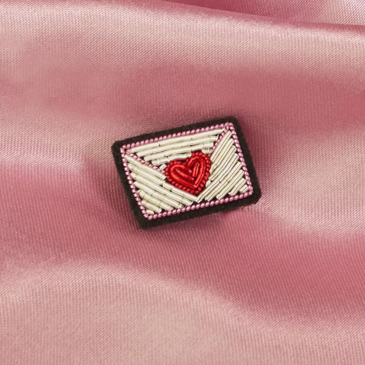 Broche Mini Enveloppe brodée main – Malicieuse