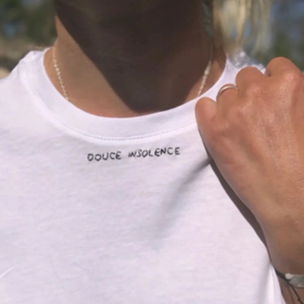 T-shirt brodé à la main "Douce Insolence".