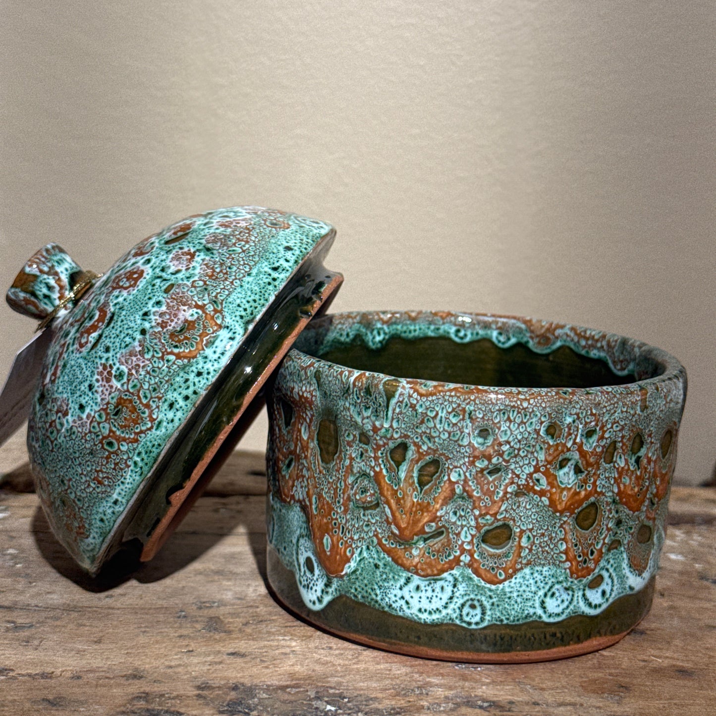 Pot en céramique avec couvercle – Émail texturé vert et rose