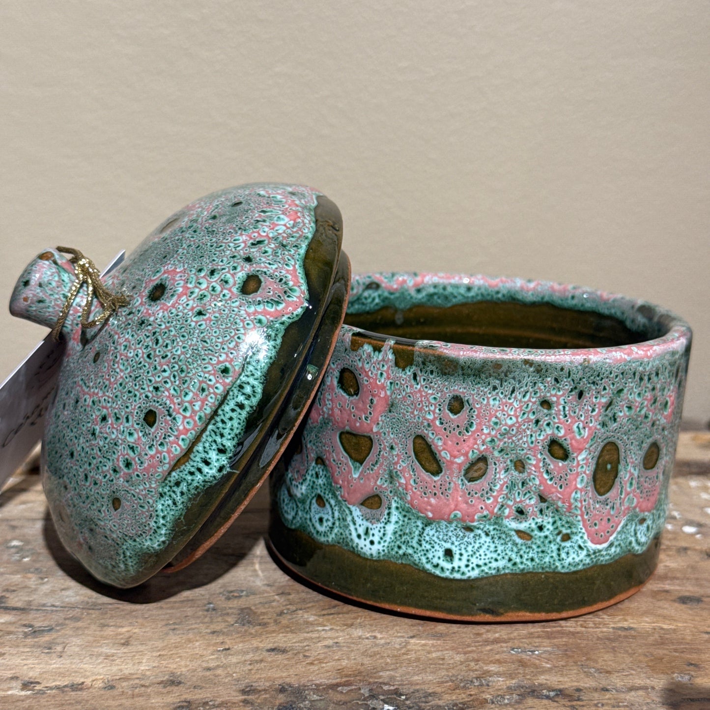 Pot en céramique avec couvercle – Émail texturé vert et rose