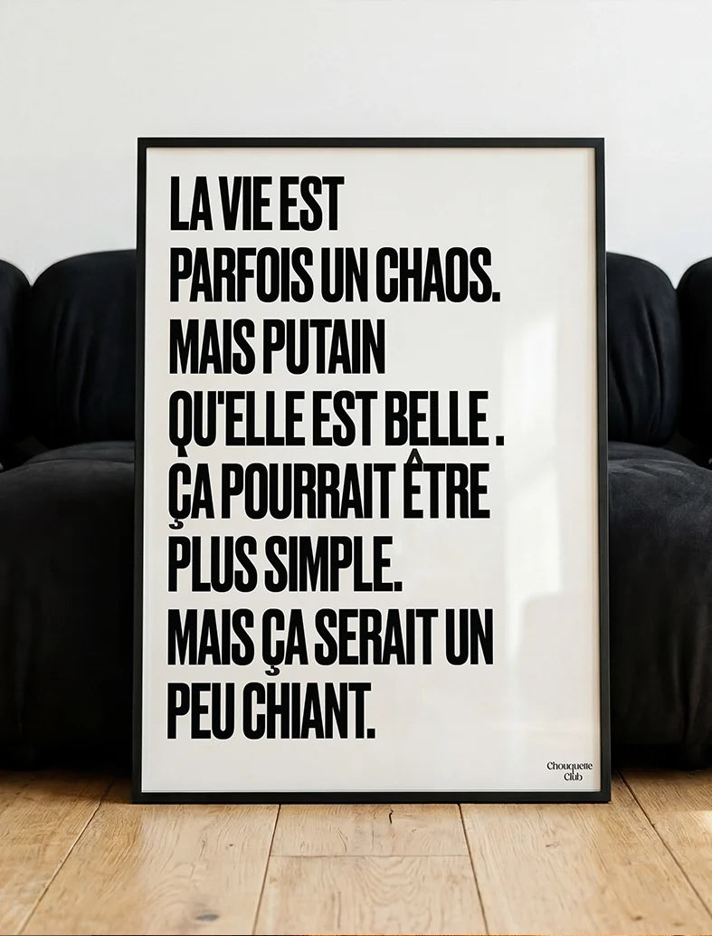 Poster Mantra n°10 La vie est un chaos noir et blanc – 50 × 70 cm – mise en situation