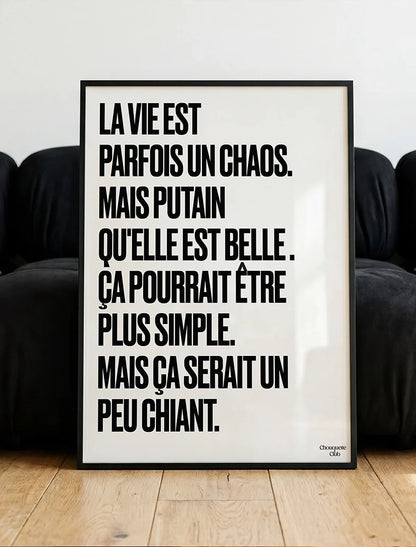 Poster Mantra n°10 La vie est un chaos noir et blanc – 50 × 70 cm – mise en situation