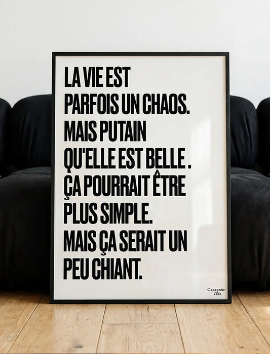 Poster Mantra n°10 La vie est un chaos noir et blanc – 50 × 70 cm – mise en situation