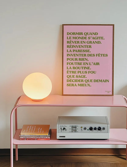 Poster Mantra n°5 Rêver en grand rose et kaki – 50 × 70 cm – mise en situation
