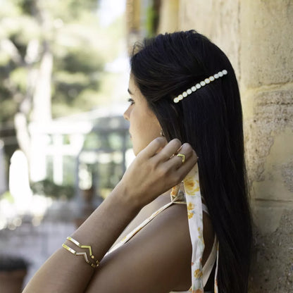 Barrette Constance Gypso émaillée à la main, en laiton doré à l’or fin 24k avec fermoir grenouille italien