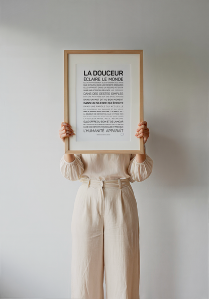 Affiche La douceur éclaire le monde: MINI A6 10.5 x 14.8 mm