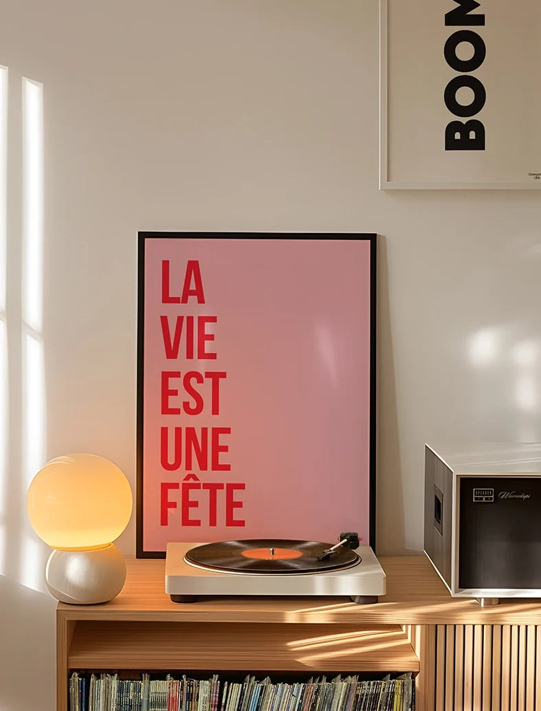 Affiche La vie est une fête rose et rouge – A3 – mise en situation